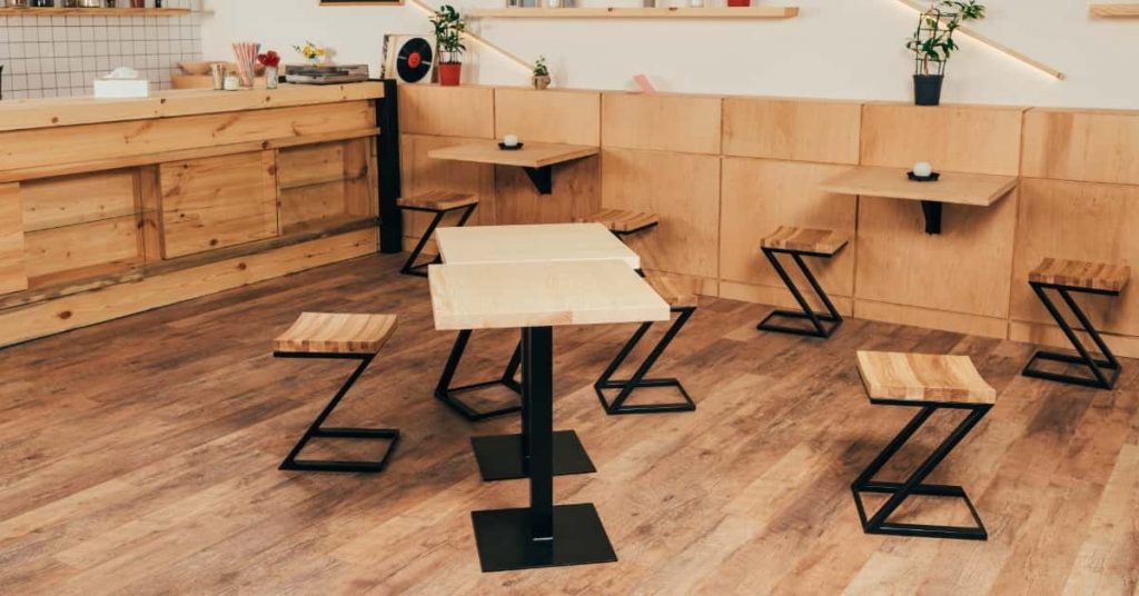 Mesas y sillas de bar de madera pintadas